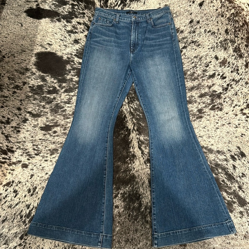 7 For All Man Kind. Mid rise flare jeans. Size 31